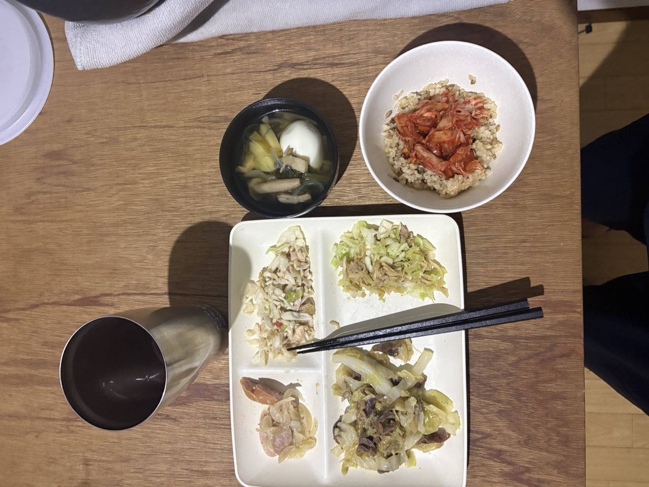 キャベツと豚肉の炒め、切り干し大根とツナ、きのこ炒めなど野菜中心の定食