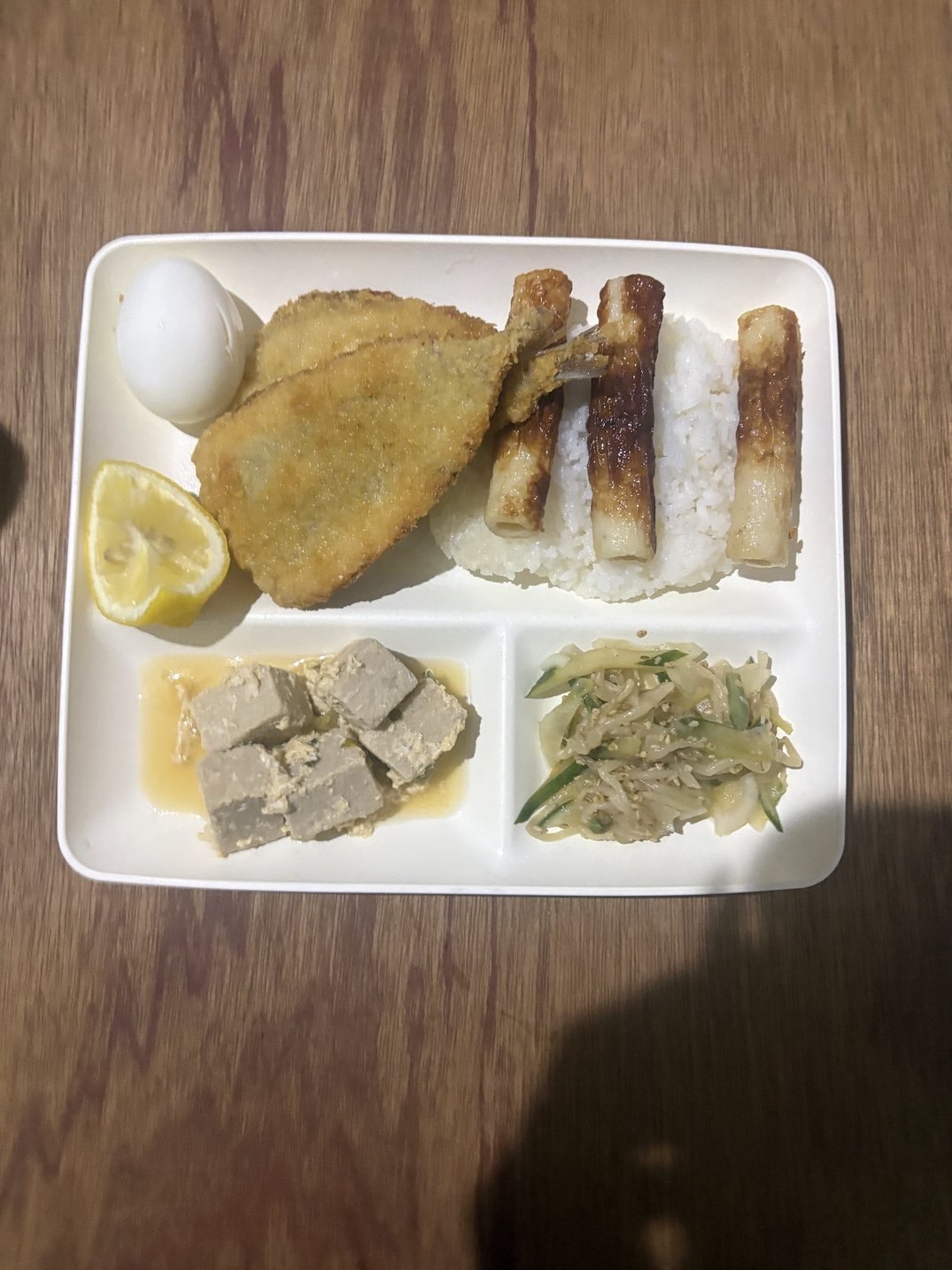 娘の夕食ワンプレート（アジフライ2枚・焼きちくわ・ご飯・ゆで卵・レモン・高野豆腐の煮物・もやしときゅうりの胡麻和え）