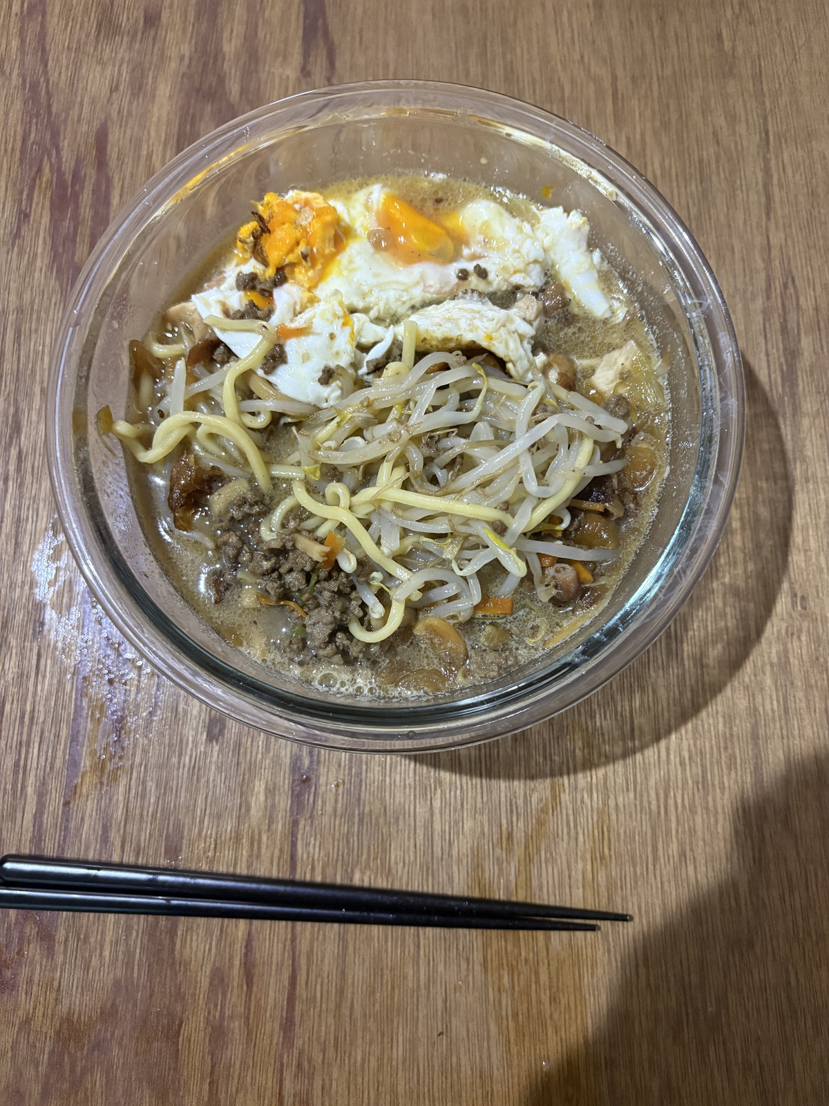 ガラスの器に盛った魚介つけ麺2.5人前。もやし・豚ひき肉・半熟の目玉焼きのせ