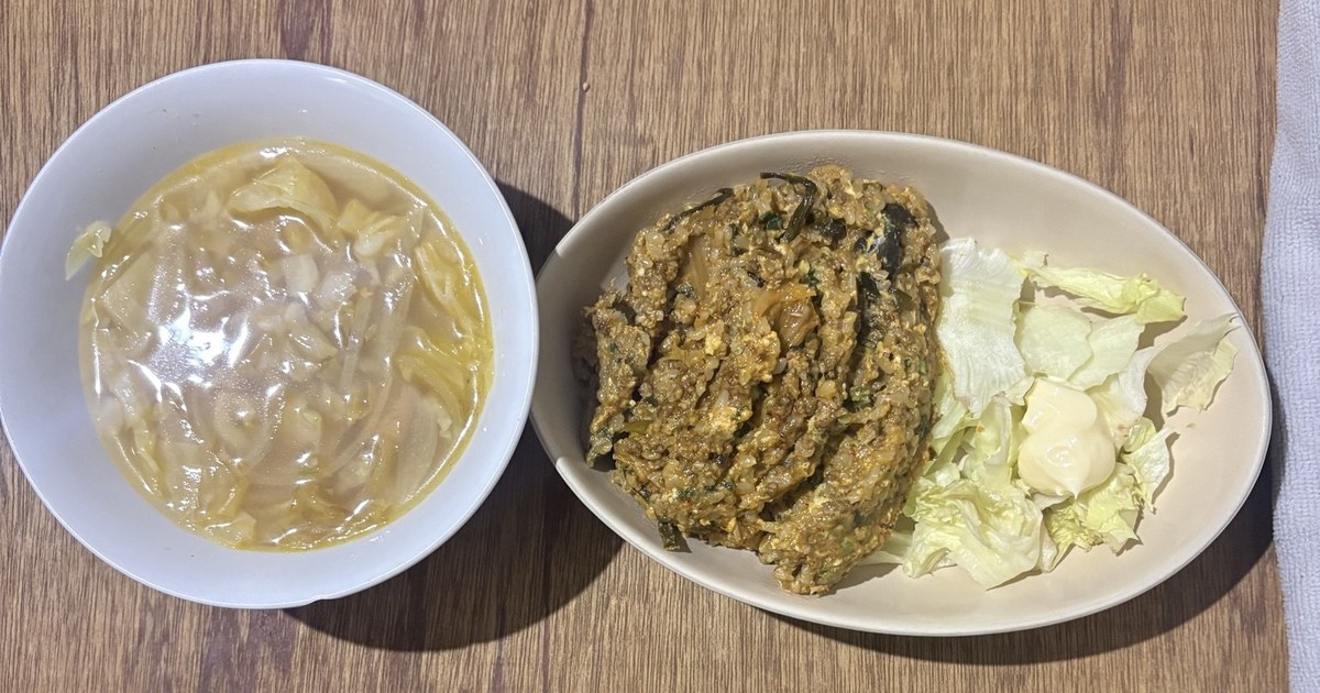楕円の皿に盛ったキムチチャーハンと、マヨネーズを添えたちぎりレタス。キャベツと玉ねぎのコンソメスープの器