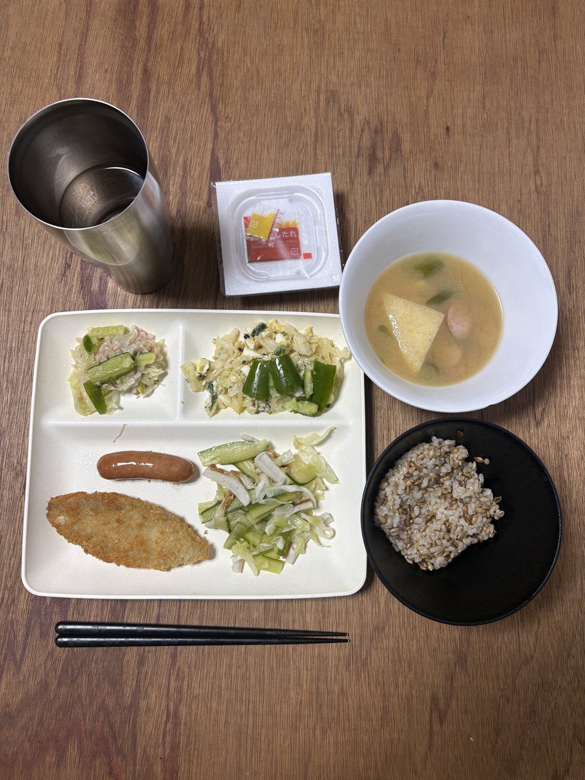 白身魚フライとウインナー、キャベツの小鉢三つの晩ごはん