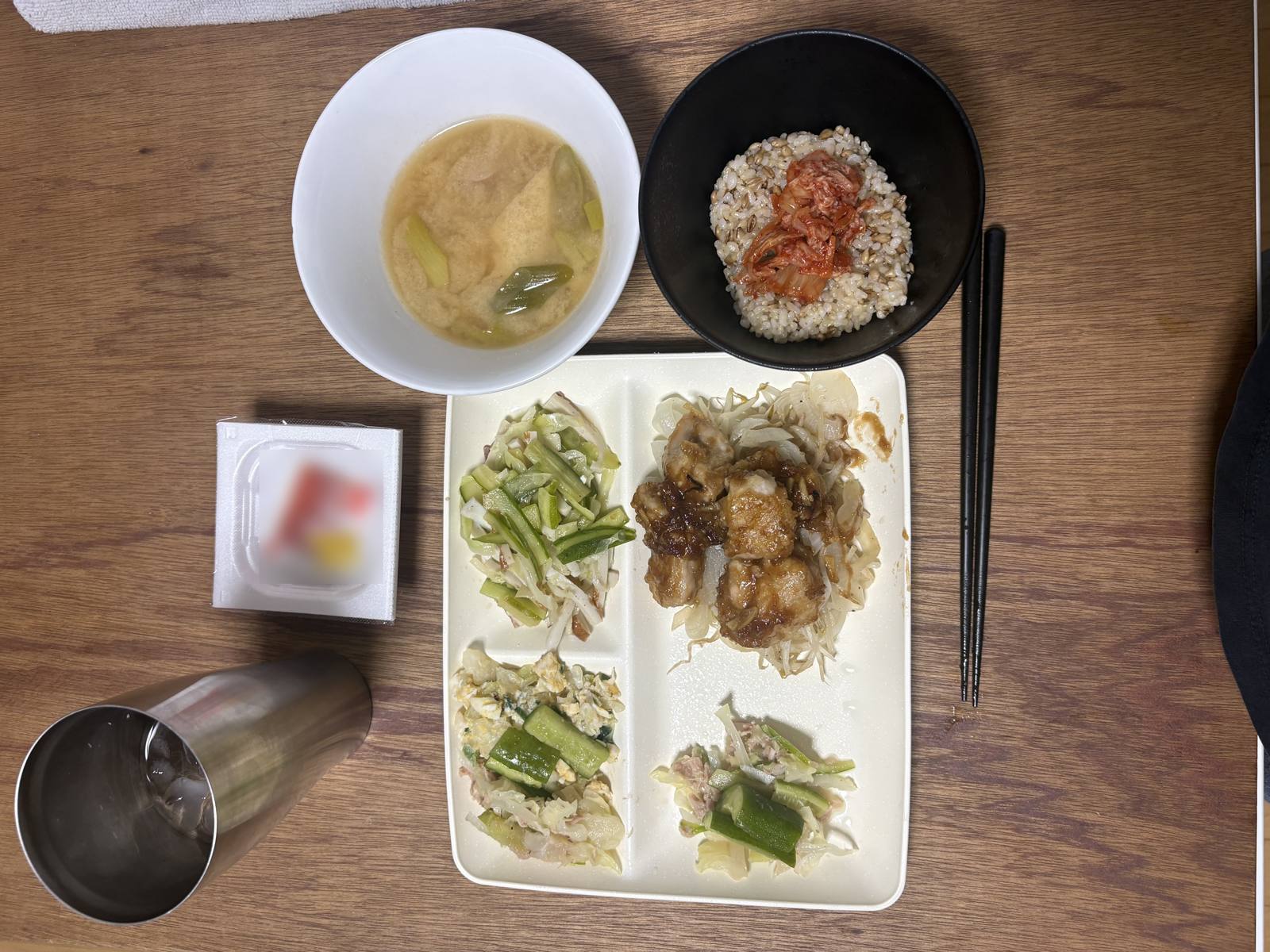 鶏もも肉の生姜焼きとキャベツの小鉢三つの晩ごはん