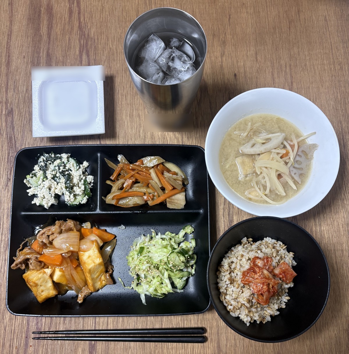 豚肉と厚揚げの甘辛炒め、キャベツときゅうりのごま和え、豆腐の白和え、ごぼうとにんじんのきんぴら、れんこんの味噌汁、キムチのせ玄米、納豆の晩ごはん
