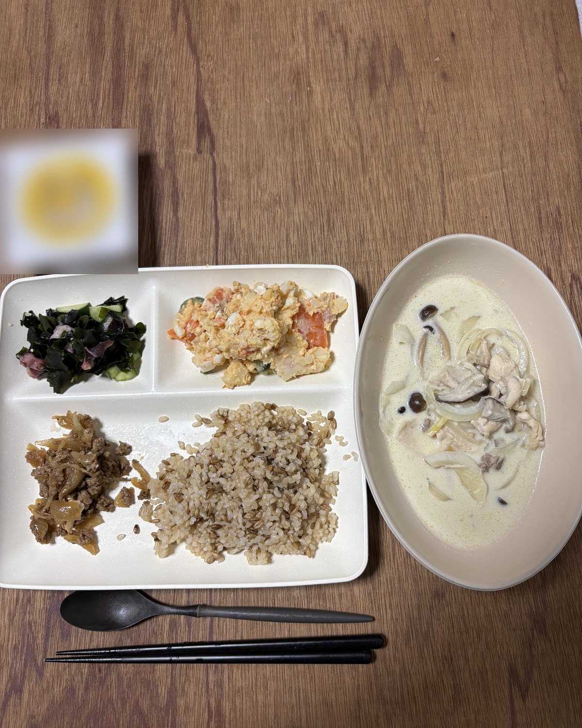 具だくさんの豆乳スープ、シーフードミックスの酢の物、ポテトサラダ、ひき肉と玉ねぎの中華風炒め、納豆、玄米ごはんの晩ごはん