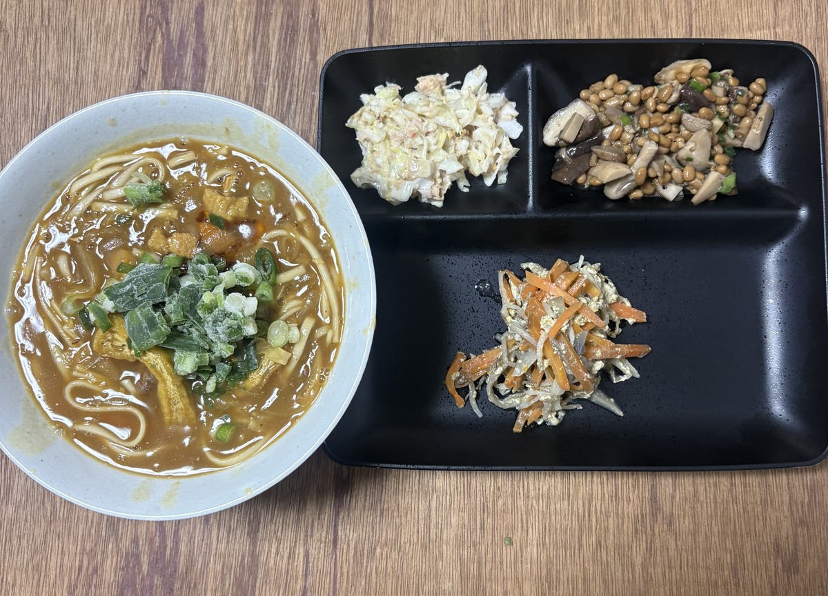 カレーうどん、キャベツのサラダ（自家製タルタルソース）、納豆ときのこの和え物、もやしとにんじんの卵とじの晩ごはん