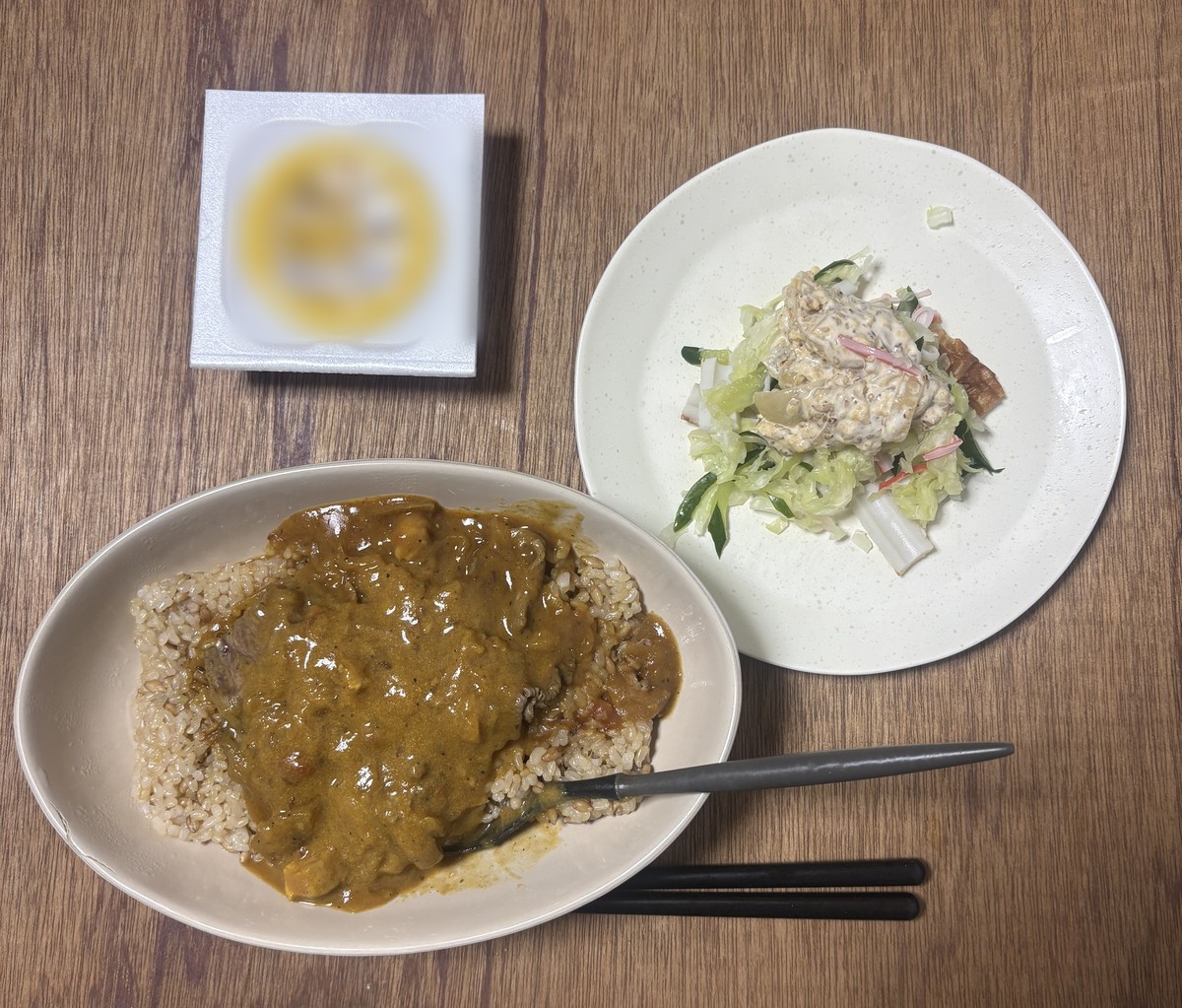 牛肉と鶏もも肉のカレー（玄米）、きゅうりとキャベツのサラダ（カニカマ・ちくわ・自家製タルタルソース）、納豆の晩ごはん