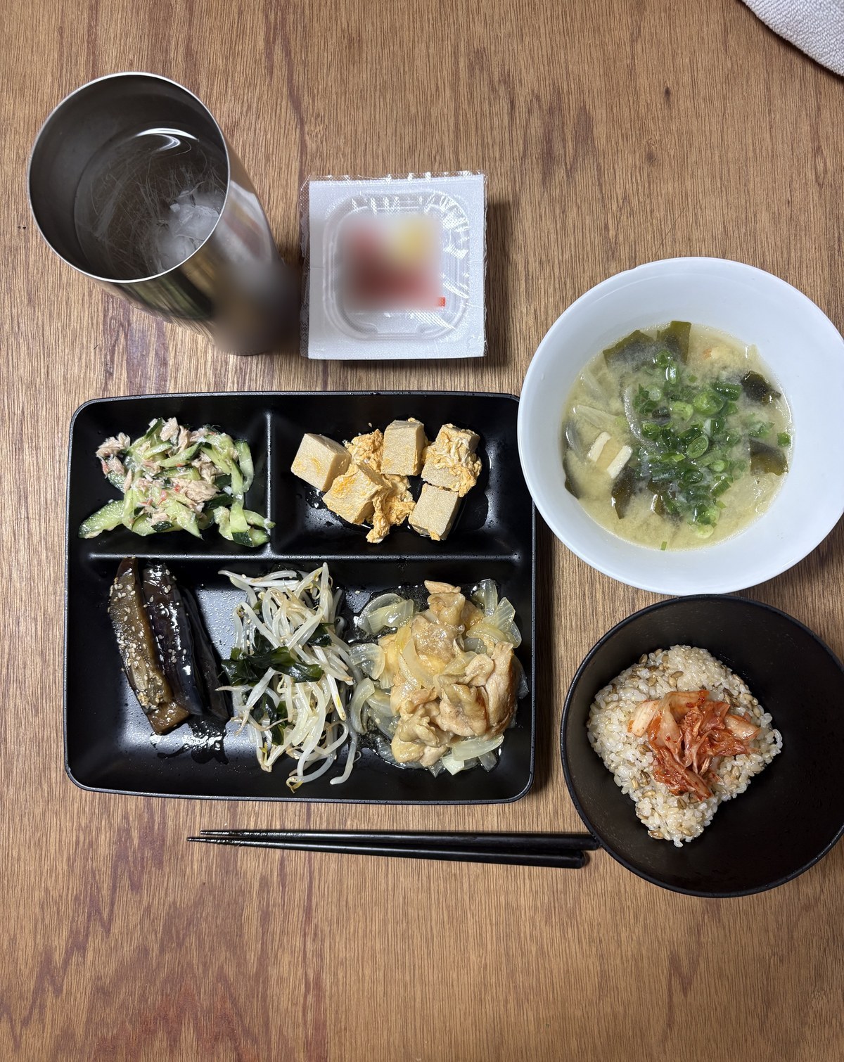 鶏こまのハニーマスタード焼き、高野豆腐の卵とじ、もやしとわかめのナムル、なすの甘辛炒め、きゅうりとツナのお酢和え、納豆、味噌汁、キムチをのせた玄米ごはんの晩ごはん