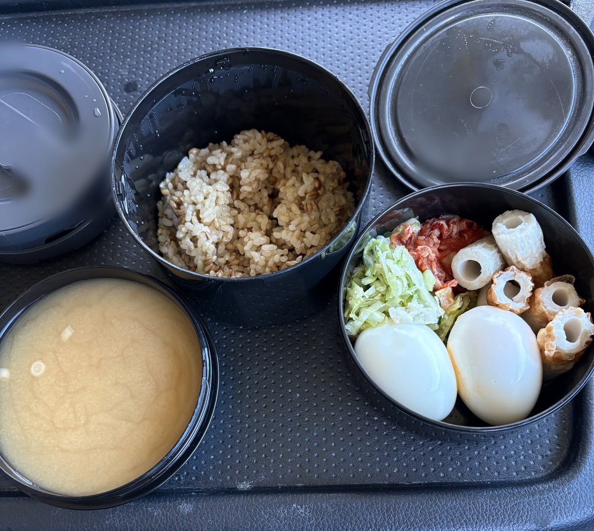 玄米、味噌汁、ゆで卵2個、ちくわ、キャベツ、キムチのお昼のお弁当