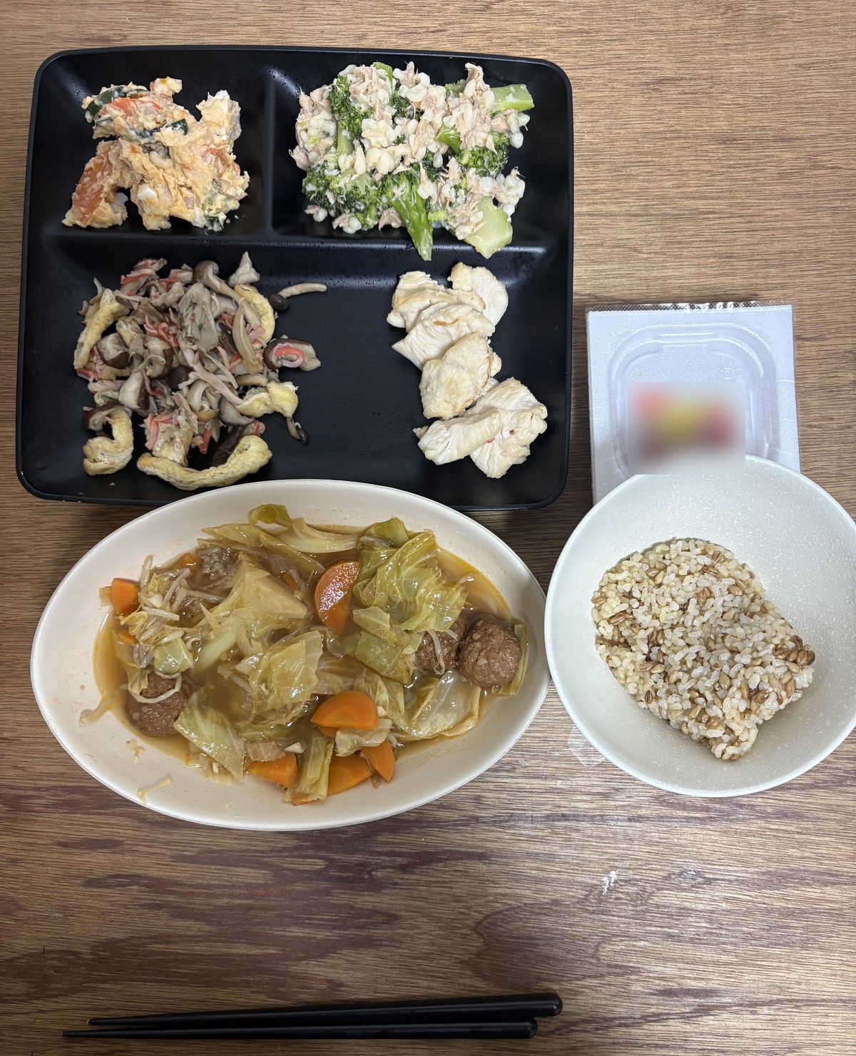 肉団子とキャベツ・にんじん・もやしのスープ煮、ポテトサラダ、ブロッコリーとツナの和え物、きのことカニカマと油揚げの炒め物、鶏むね肉、納豆、玄米ごはんの晩ごはん