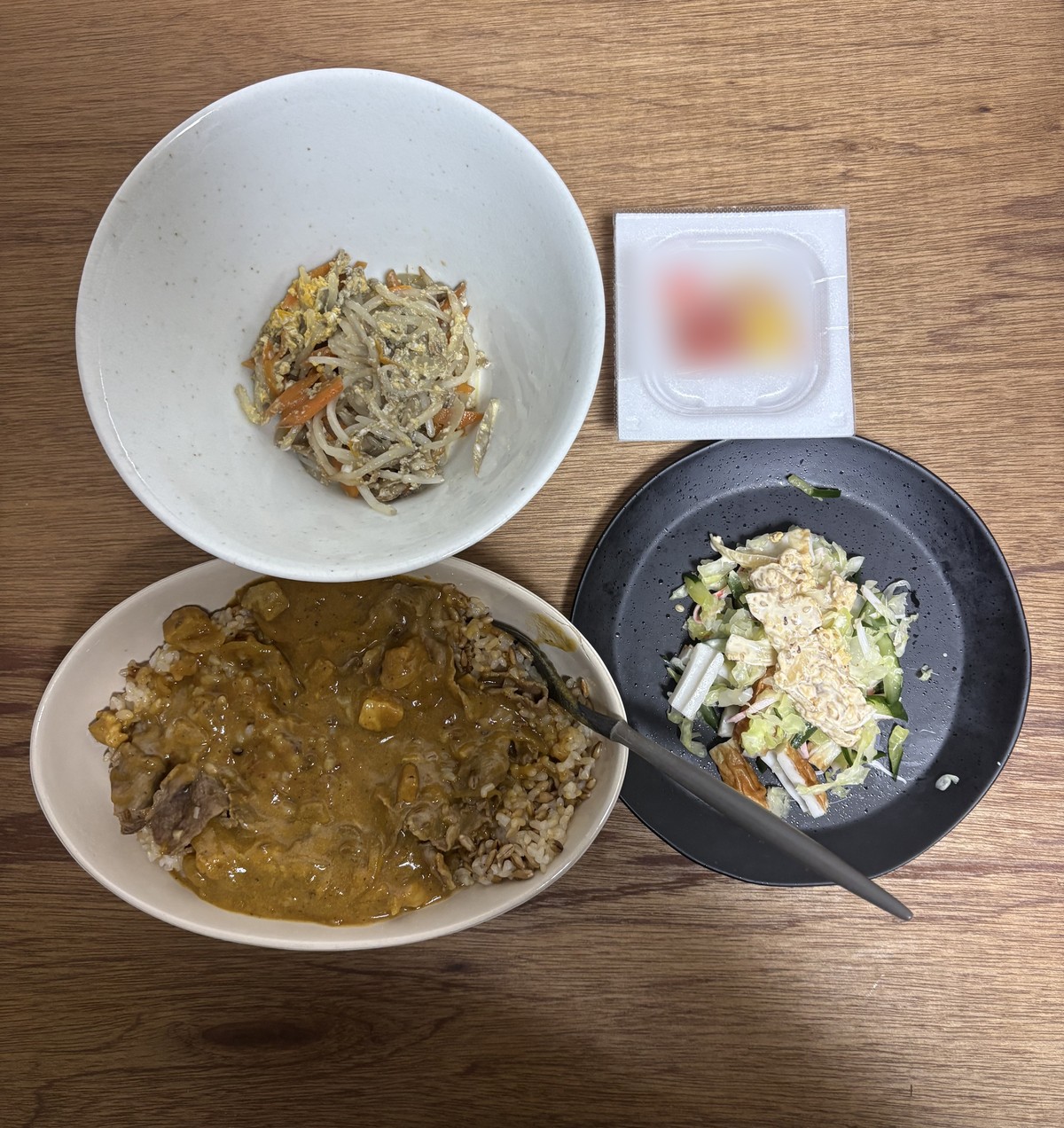 もやしとにんじんの卵とじ、牛肉と鶏もも肉のカレー（玄米）、きゅうりとキャベツのサラダ（カニカマ・ちくわ・自家製タルタルソース）、納豆の晩ごはん