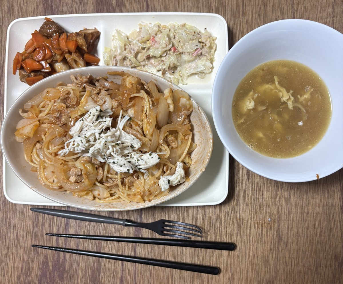 ナポリタン風の焼きスパゲッティ（鶏むねのせ）、キャベツとツナ・カニカマのマヨ和え、ケチャップ炒め、かき玉スープの晩ごはん