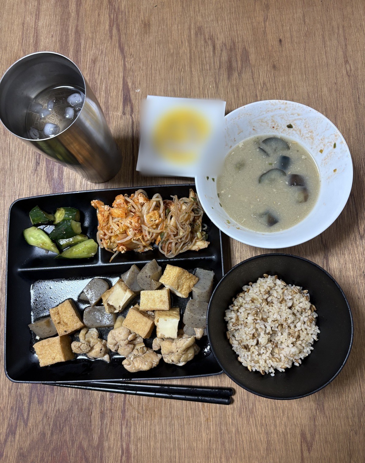 厚揚げ・こんにゃく・鶏肉の煮物、もやしと油揚げのキムチ炒め、きゅうりの浅漬け、納豆、なす・豆腐・油揚げの味噌汁、玄米ごはんの晩ごはん