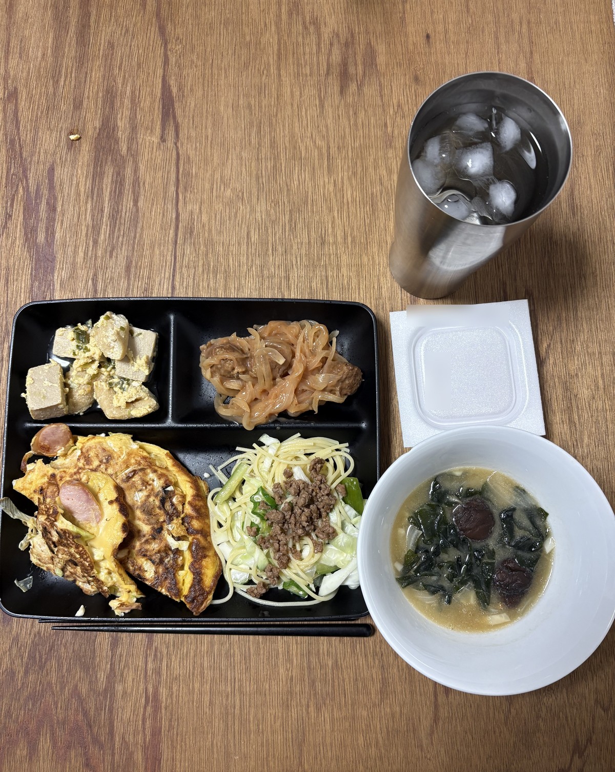 お好み焼きとひき肉のせサラスパ、高野豆腐の卵とじ、わかめとしいたけの味噌汁の晩ごはん