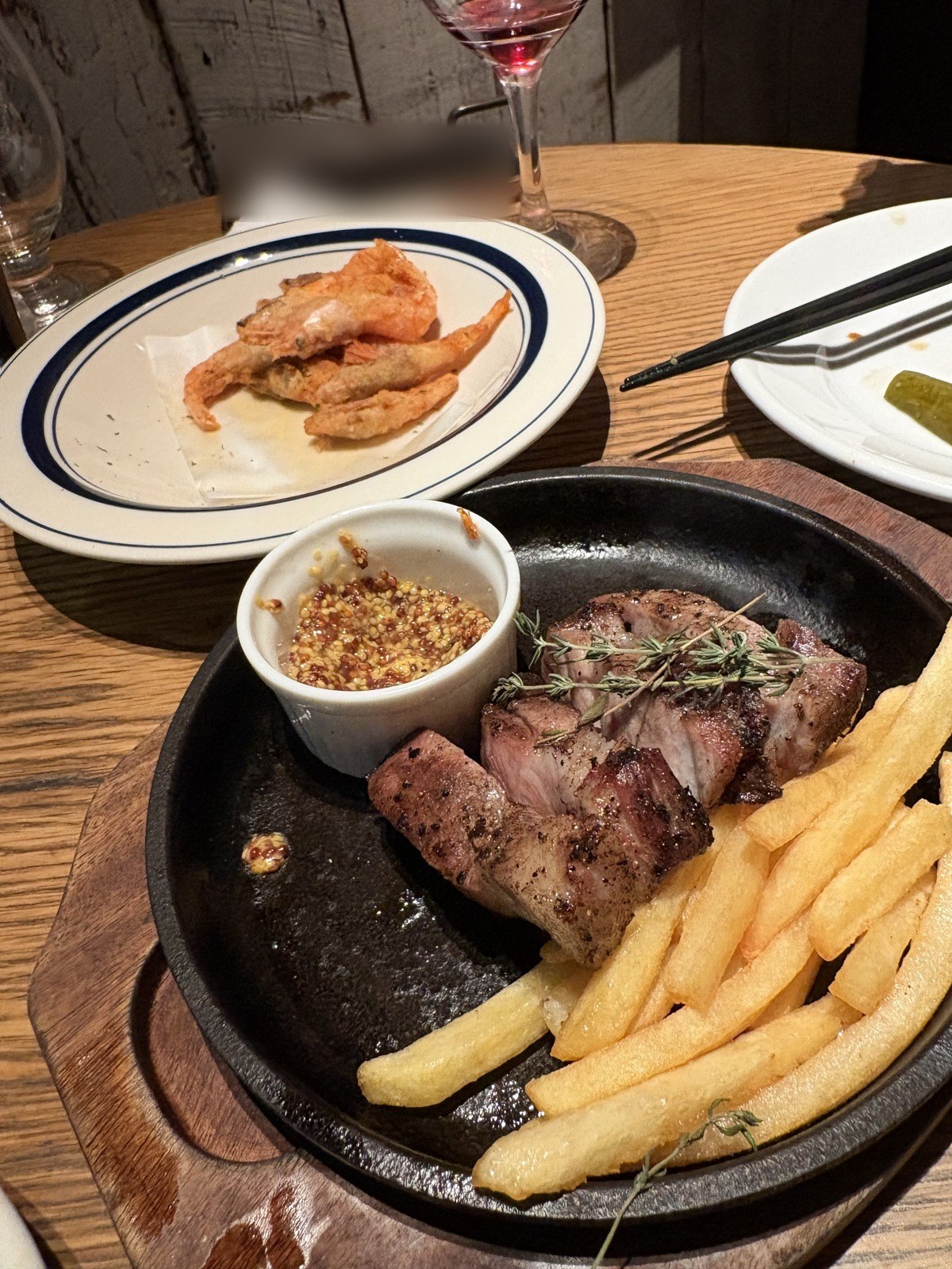 鉄板のポークステーキ（ポテトたっぷり・粒マスタード）と、小エビのフライ