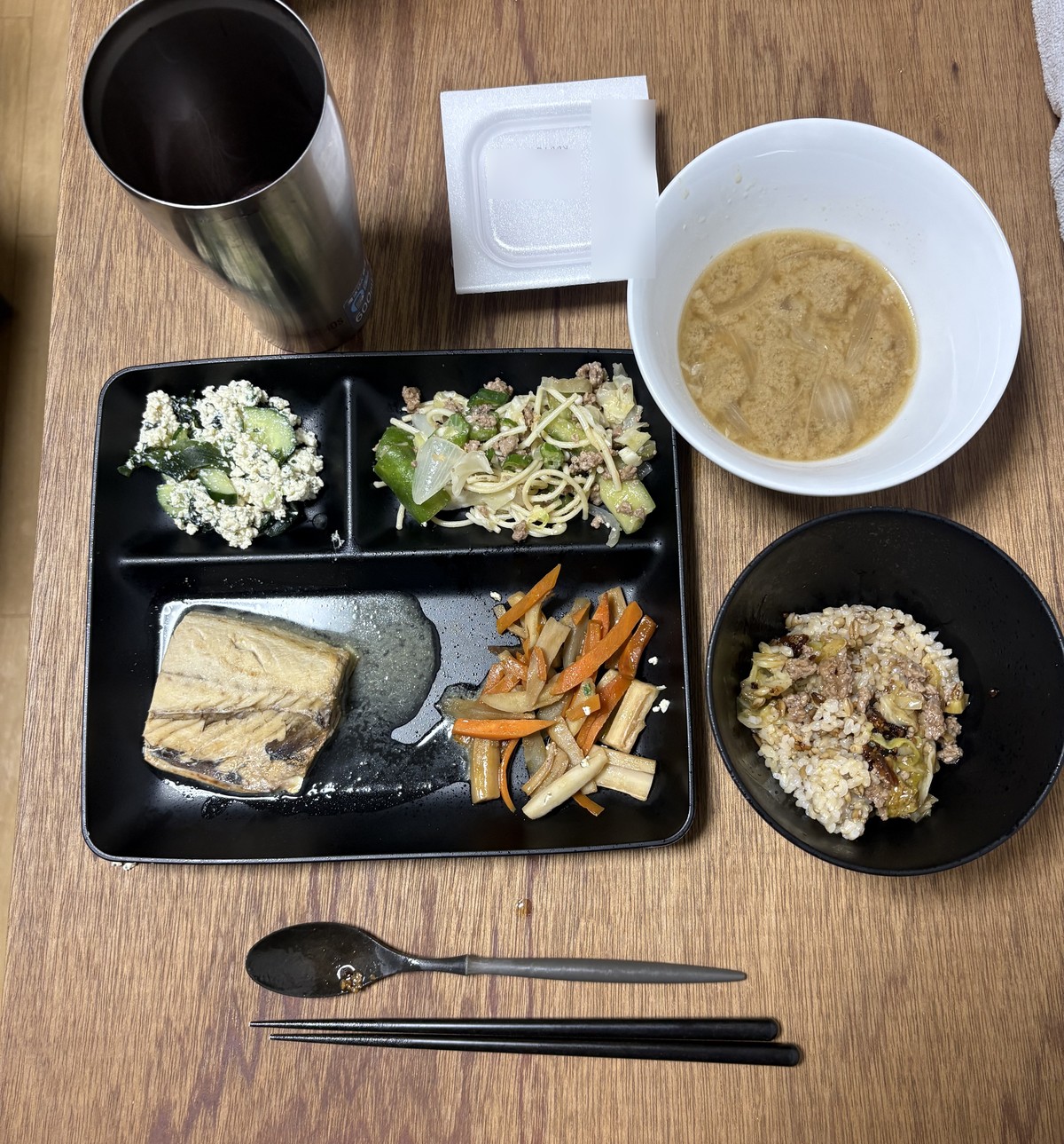 鯖の味噌煮ときんぴら、ひき肉のせサラスパ、豆腐ときゅうりの和え物、ひき肉とキャベツのせ玄米、玉ねぎの味噌汁の晩ごはん