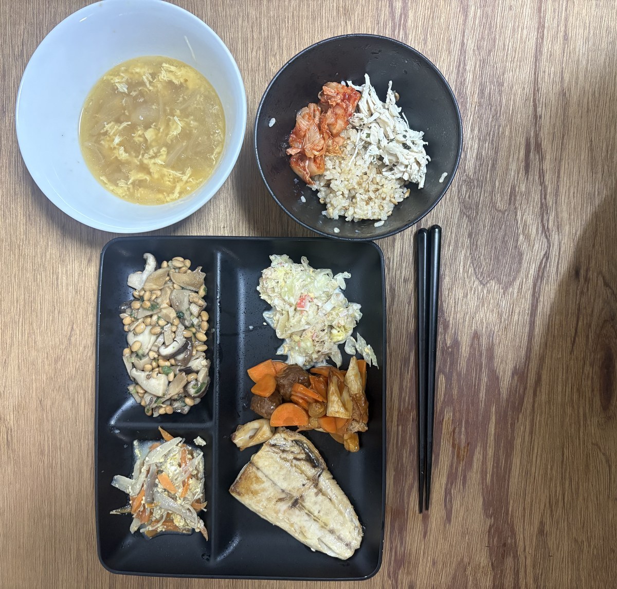 サバの塩焼き、キムチと鶏むねのせ玄米ごはん、玉ねぎの卵スープと小鉢の晩ごはん