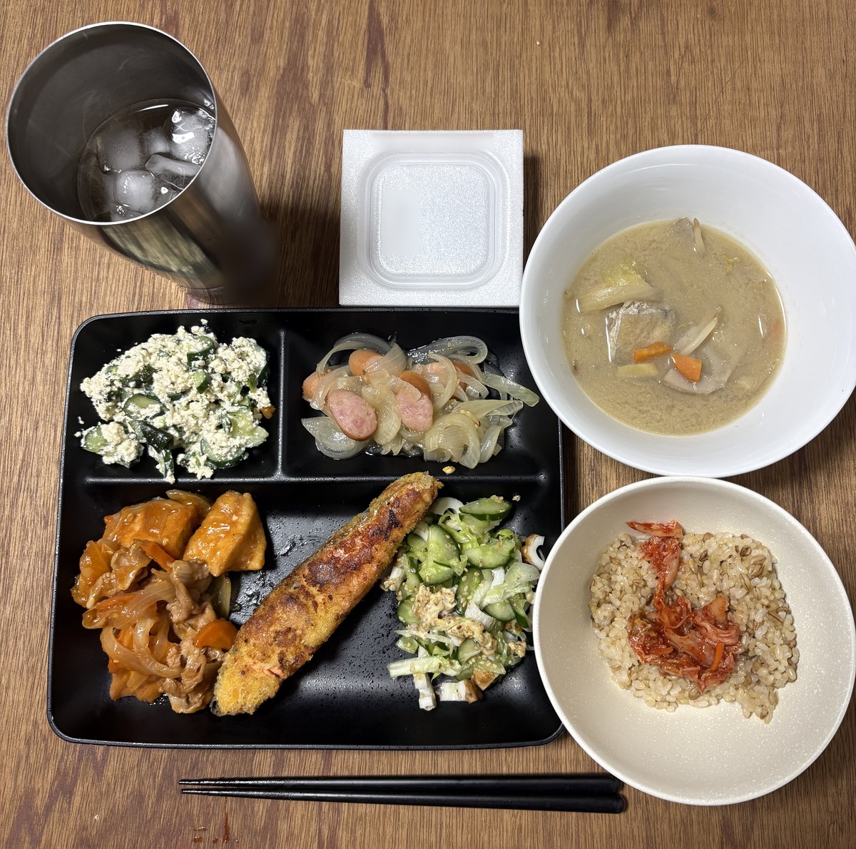 シャケの香草パン粉焼き、豚肉と厚揚げの甘辛炒め、豆腐の白和え、玉ねぎとウインナーの炒め、きゅうりと白菜の和え物、具だくさんの味噌汁、キムチのせ玄米、納豆の晩ごはん