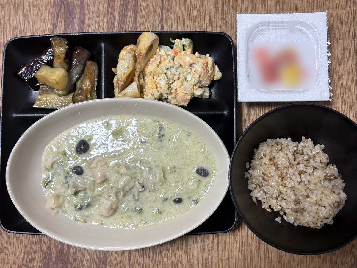 チキンとブロッコリーのシチュー、ちくわの卵とじ、ポテトサラダ、なすの炒め物、納豆、玄米ごはんの晩ごはん