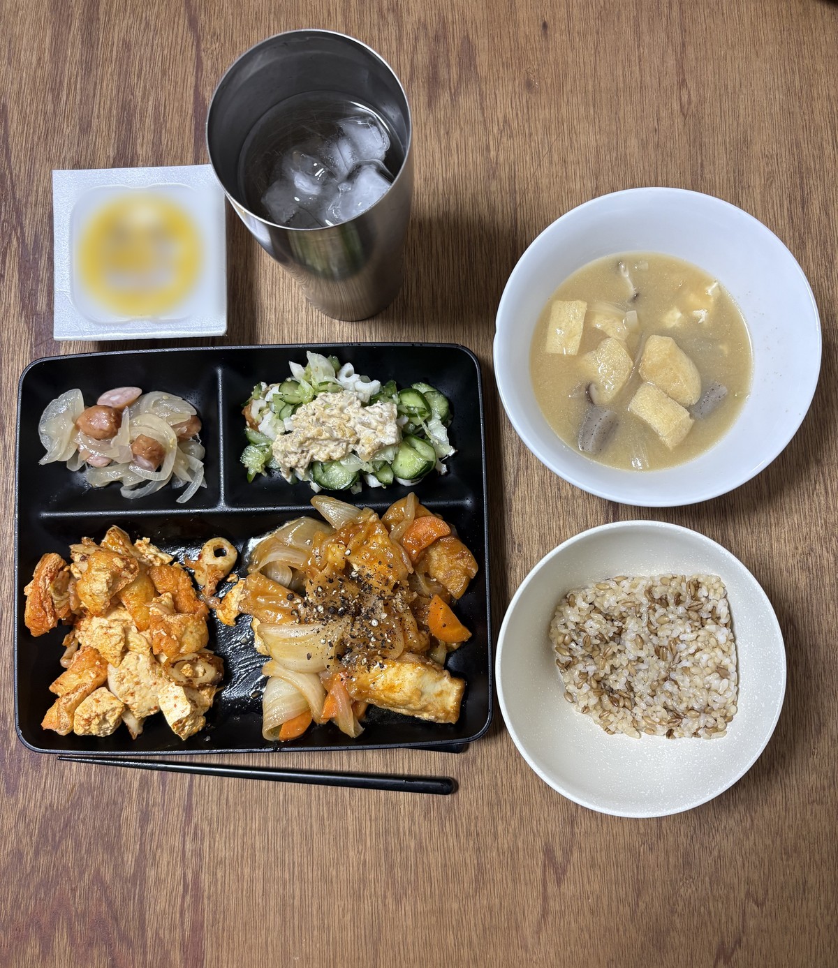 豆腐と油揚げとちくわのキムチ炒め、豚肉と厚揚げの甘辛炒め、玉ねぎとウインナーの炒め、きゅうりと白菜の和え物、油揚げときのこの味噌汁、玄米、納豆の晩ごはん