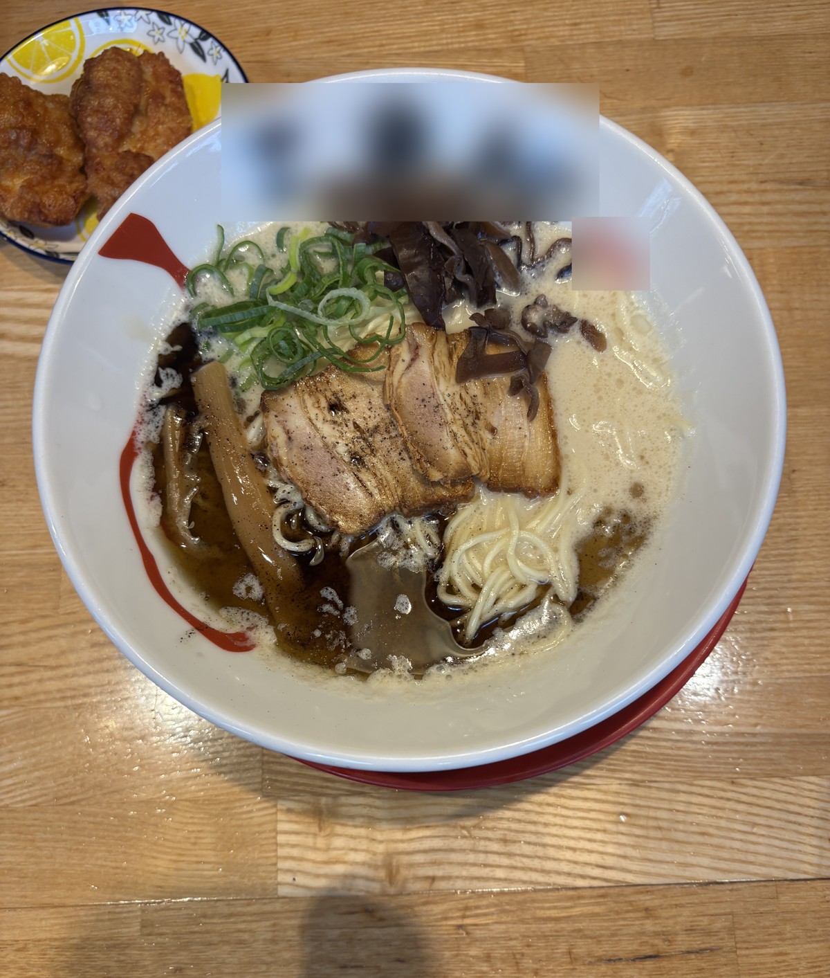 豚骨ラーメン（チャーシュー・きくらげ・メンマ・ねぎ）と唐揚げの昼ごはん