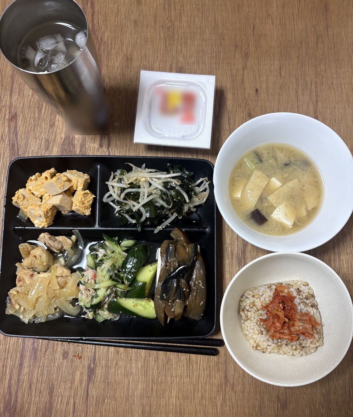 鶏こまのハニーマスタード焼き、高野豆腐の卵とじ、もやしとわかめのナムル、きゅうりとツナのお酢和え、きゅうりの浅漬け、豆腐にのせたなすの甘辛炒め、納豆、味噌汁、キムチをのせた玄米ごはんの晩ごはん