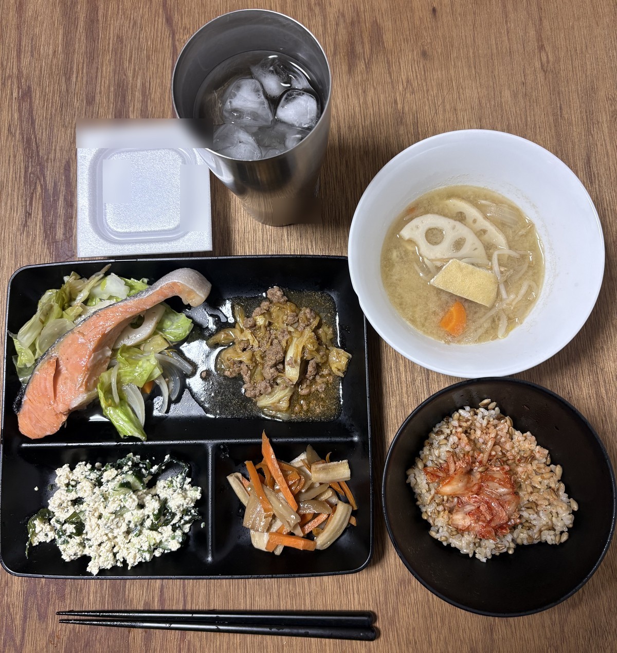 焼き鮭とキャベツ・玉ねぎの蒸し焼き、ひき肉とキャベツの炒め、豆腐の白和え、ごぼうとにんじんのきんぴら、れんこんの味噌汁、キムチのせ玄米、納豆の晩ごはん